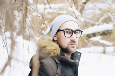 mutlu genç adam sakallı.