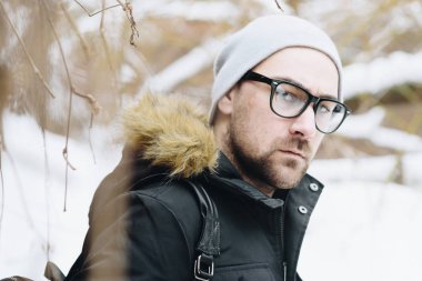 mutlu genç adam sakallı.