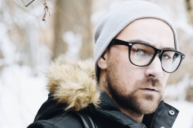 mutlu genç adam sakallı.