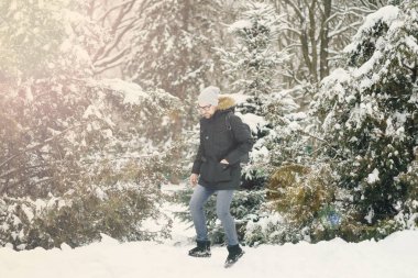 mutlu genç adam sakallı.