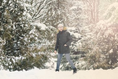 mutlu genç adam sakallı.