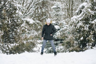 mutlu genç adam sakallı.