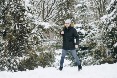 mutlu genç adam sakallı.