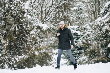 mutlu genç adam sakallı.