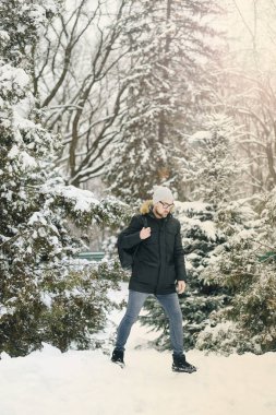 mutlu genç adam sakallı.