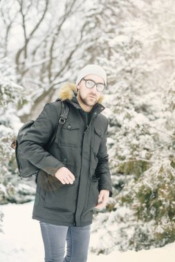 mutlu genç adam sakallı.