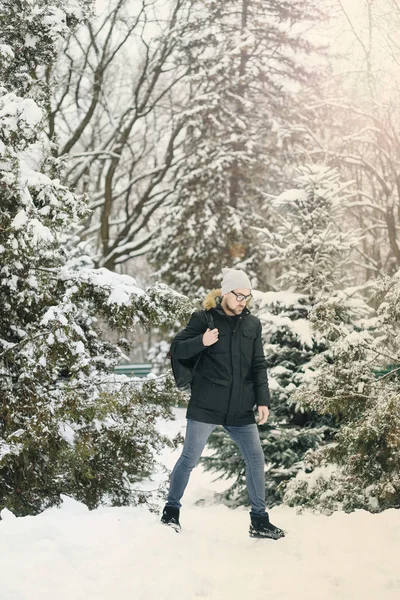 mutlu genç adam sakallı.