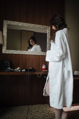 Kız comode, ayna güzel bir konumda, ayakta.