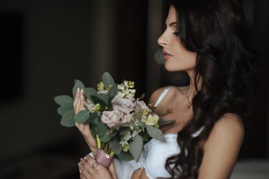 Yatakta bir güzel pozisyonda oturan kız