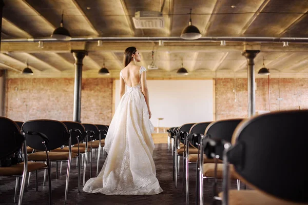 Mariée en robe de mariée à des études de luxe — Photo