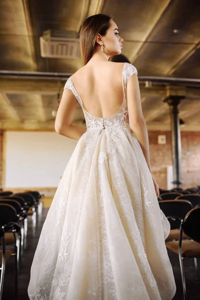 豪華な研究でウェディング ドレスの花嫁 — ストック写真