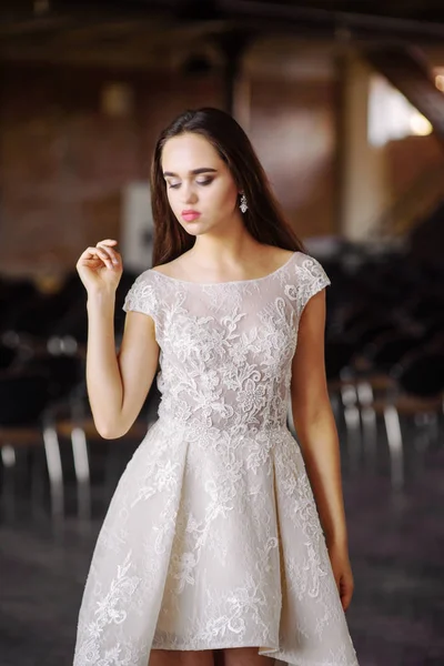 Novia en vestido de novia en estudios de lujo — Foto de Stock