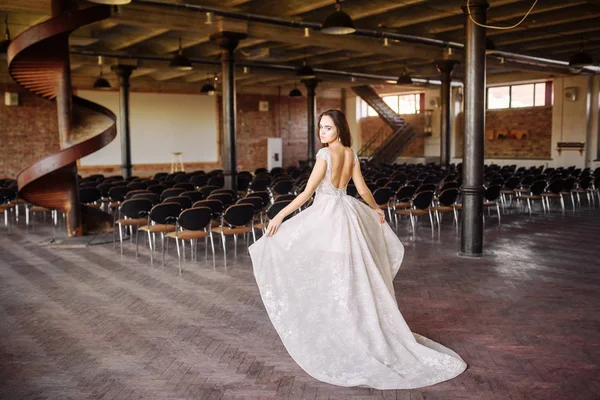 Novia en vestido de novia en estudios de lujo — Foto de Stock