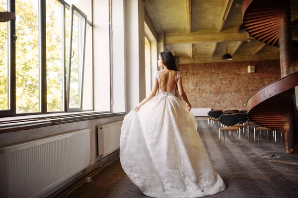 Bruid in trouwjurk luxe studies — Stockfoto