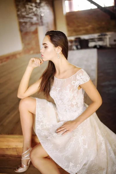 豪華な研究でウェディング ドレスの花嫁 — ストック写真