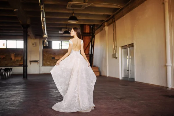 Novia en vestido de novia en estudios de lujo — Foto de Stock