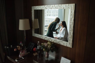 Gelin için bir hale telafi düğün makyaj sanatçısı.