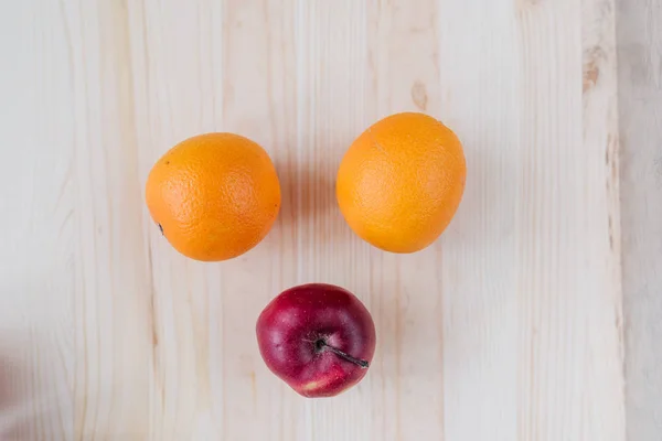 Pomme rouge et verte fraîche, orange sur les ponts en bois . — Photo