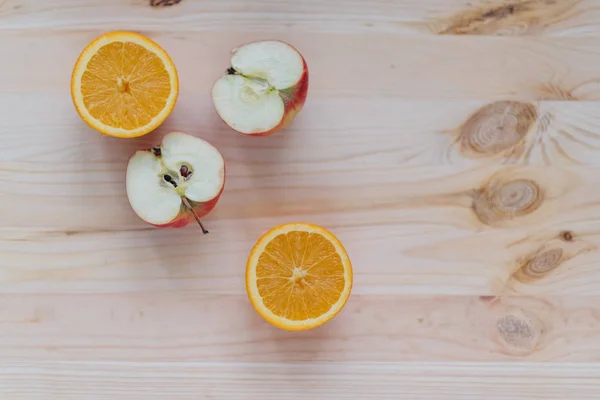 Manzana roja fresca, naranja en cubiertas de madera — Foto de Stock