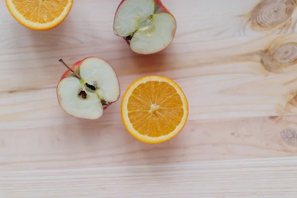 Manzana roja fresca, naranja en cubiertas de madera — Foto de Stock