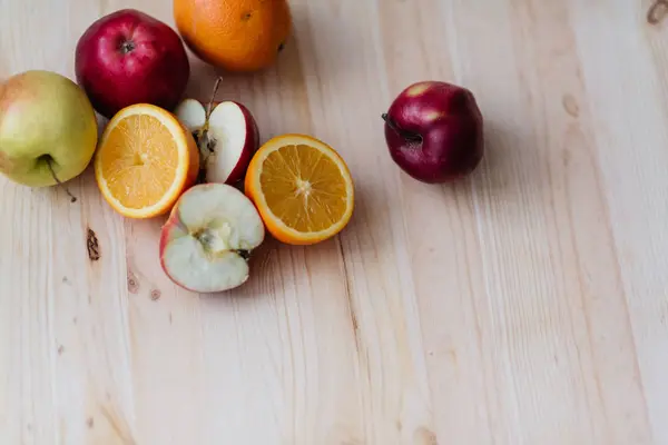 Manzana roja y verde fresca, naranja en cubiertas de madera . — Foto de Stock