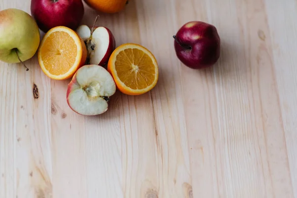 Manzana roja y verde fresca, naranja en cubiertas de madera . — Foto de Stock