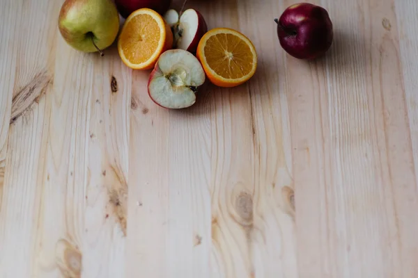 Manzana roja y verde fresca, naranja en cubiertas de madera . — Foto de Stock