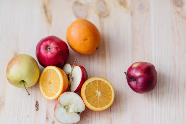 Manzana roja y verde fresca, naranja en cubiertas de madera . — Foto de Stock