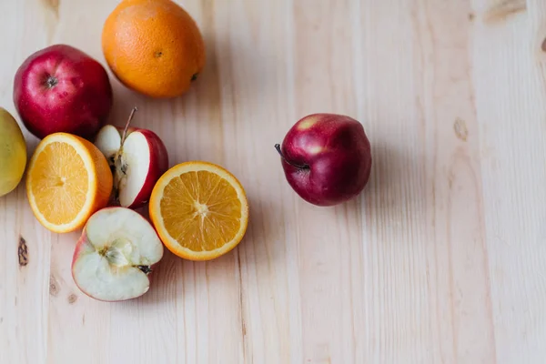 Manzana roja y verde fresca, naranja en cubiertas de madera . — Foto de Stock