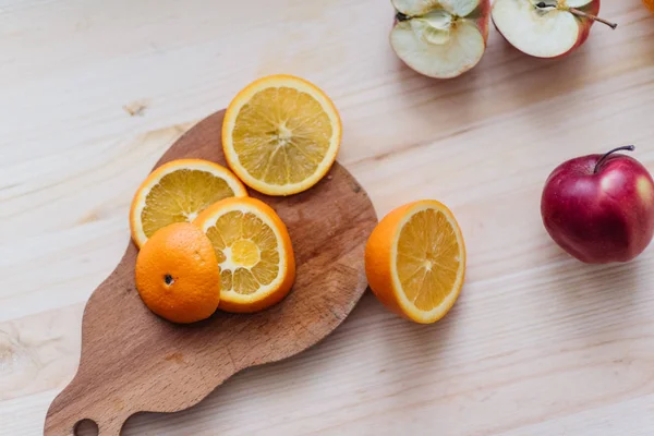 Manzana roja y verde fresca, naranja en cubiertas de madera . — Foto de Stock