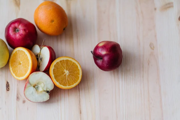 Manzana roja y verde fresca, naranja en cubiertas de madera . — Foto de Stock