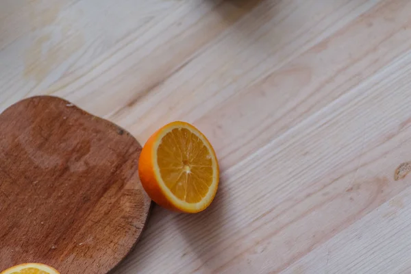 Naranja fresco en cubiertas de madera . — Foto de Stock