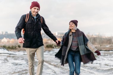 Genç hippi çift birbirlerine kış parkta sarılma.