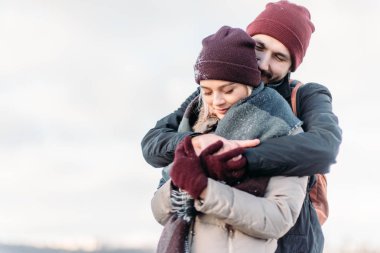 Genç hippi çift birbirlerine kış parkta sarılma.