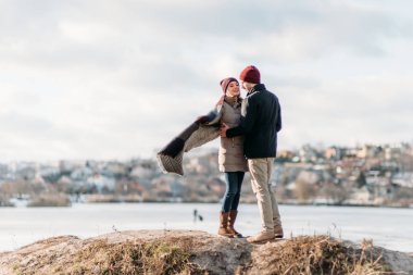 Genç hippi çift birbirlerine kış parkta sarılma.