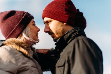 Genç hippi çift birbirlerine kış parkta sarılma.