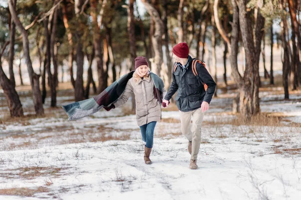 Jovem casal hipster abraçando uns aos outros no parque de inverno . — Fotografia de Stock