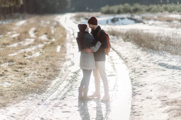 Jonge hipster paar knuffelen elkaar in winter park. — Stockfoto