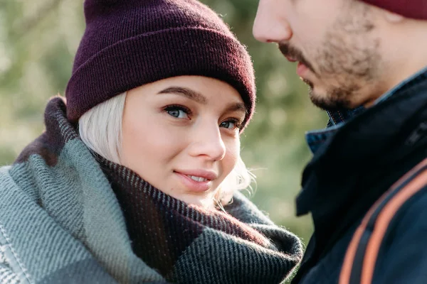 Jovem casal hipster abraçando uns aos outros no parque de inverno . — Fotografia de Stock