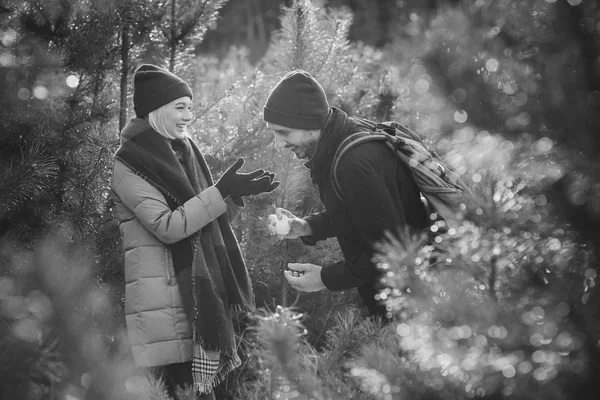 Unga hipster par kramar varandra i Vinterparken. — Stockfoto