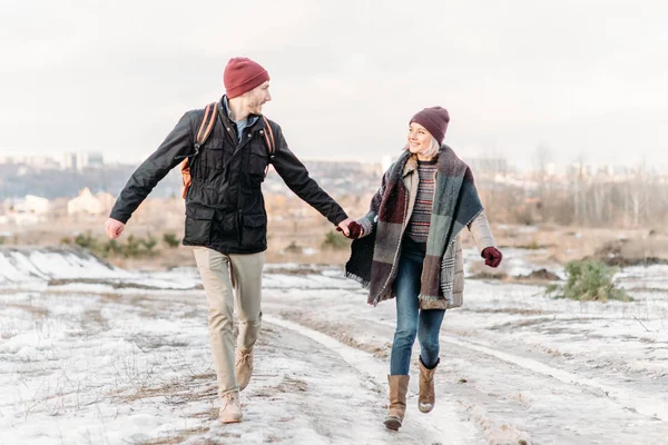 Jovem casal hipster abraçando uns aos outros no parque de inverno . — Fotografia de Stock