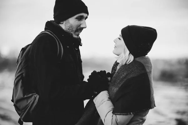 Jovem casal hipster abraçando uns aos outros no parque de inverno . — Fotografia de Stock