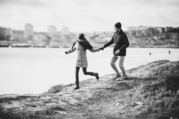 Jonge hipster paar knuffelen elkaar in winter park. — Stockfoto