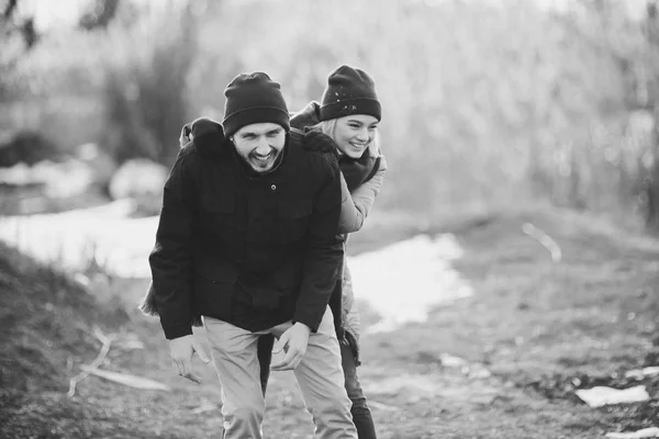 Genç hippi çift birbirlerine kış parkta sarılma. — Stok fotoğraf