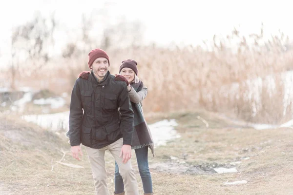 Giovane coppia hipster che si abbraccia nel parco invernale . — Foto Stock