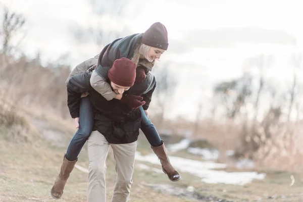 Jonge hipster paar knuffelen elkaar in winter park. — Stockfoto