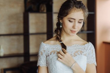 Beyaz gelinlik içinde güzel gelin