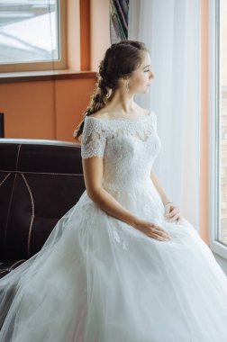 Beyaz gelinlik içinde güzel gelin