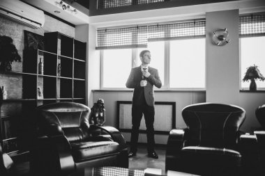 Düğün gününde görünen adam.