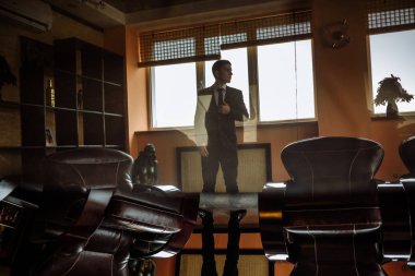 Düğün gününde görünen adam.